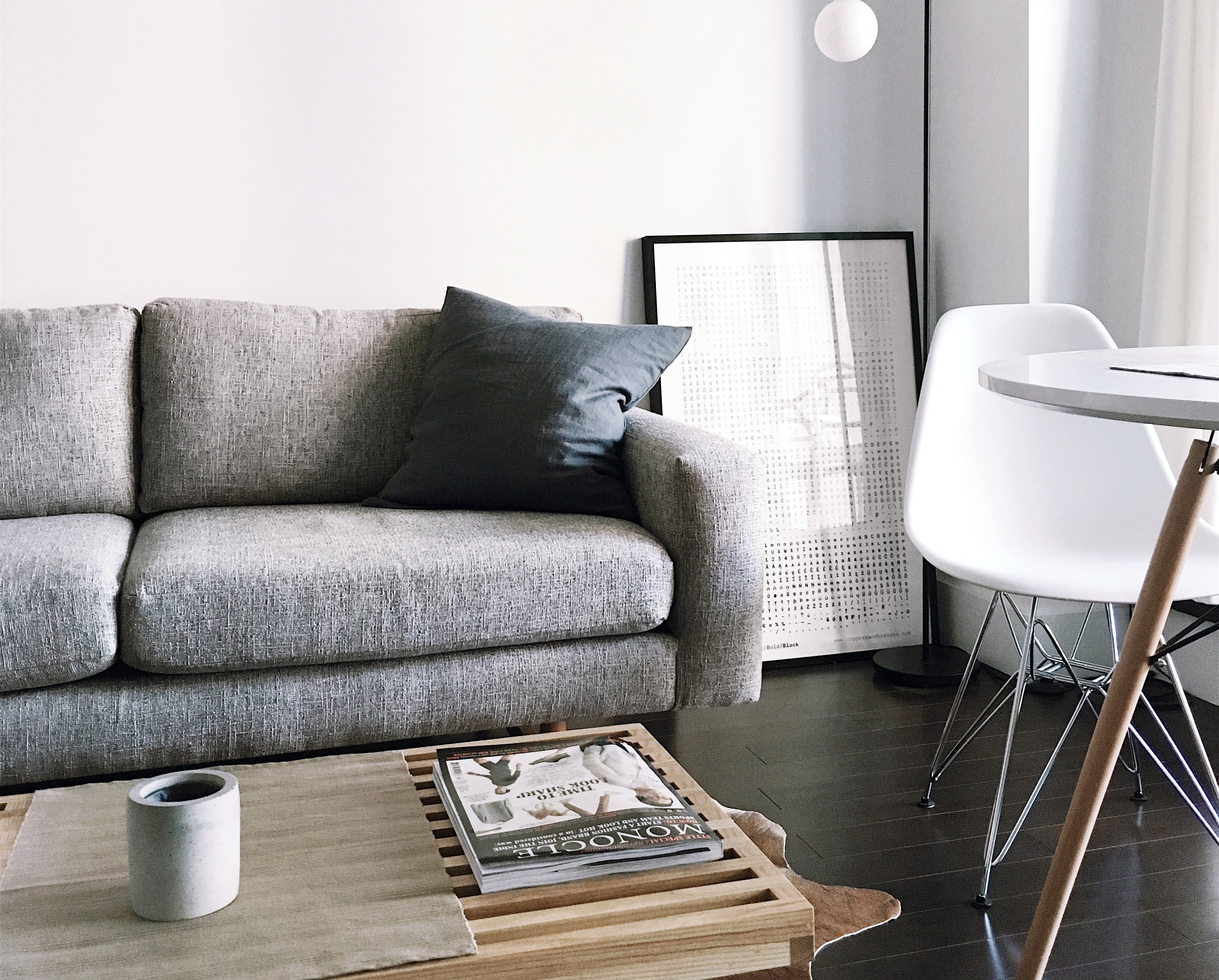 En bild på ett vardagsrum med en soffa, soffbord